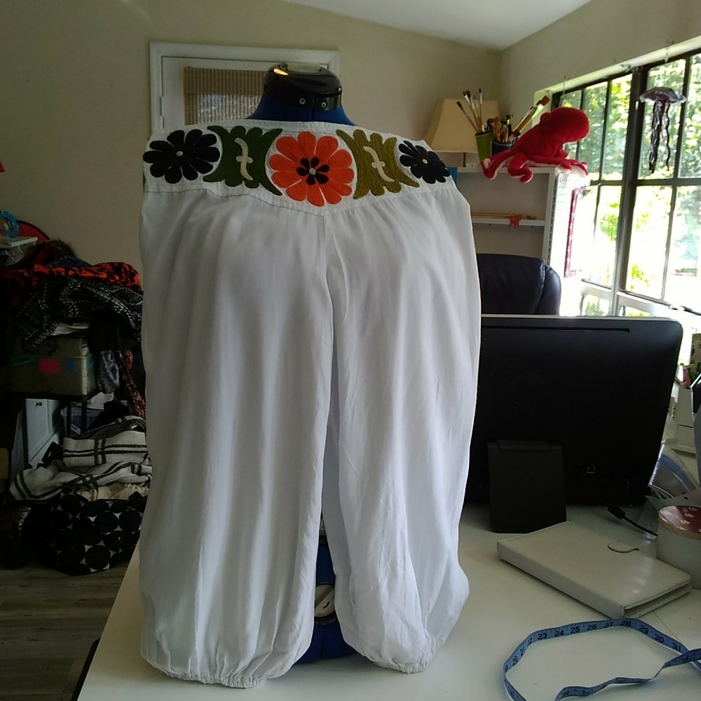100% Cotton Island Capri with Embroidered Flowers.